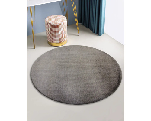 Grå rund matta i ett rum med pall och bord