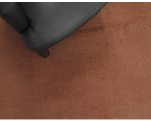 Detaljvy av en svart fåtölj på en matta