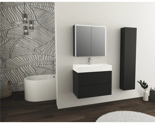 Badrum med tvättställ, spegelskåp, högskåp, badkar och dekoration i modern stil