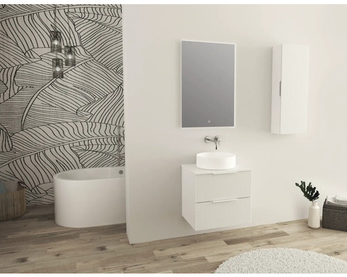 Badrum med tvättställsskåp, spegel och högskåp i ljus design