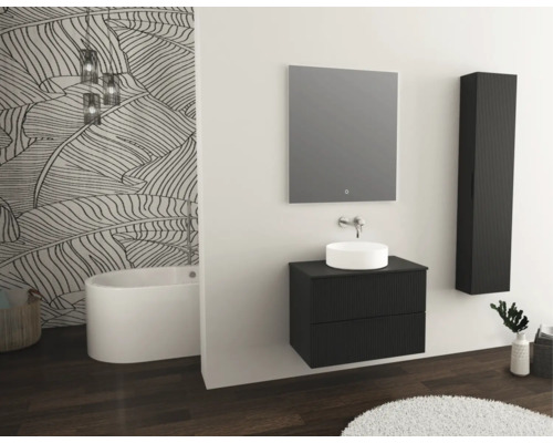 Badrum med badkar, tvättställ, spegel och högskåp