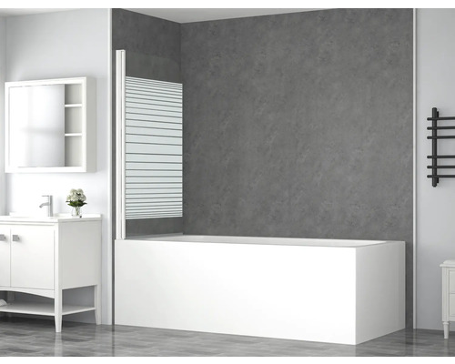 Badrum med badkar, badkarsskärm, handfat och radiator