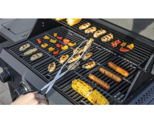 Grill med korv, grönsaker och grilltång