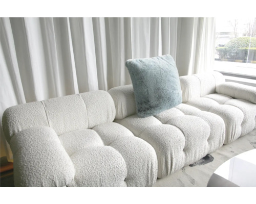 Bekväm soffa med prydnadskudde för vardagsrummet