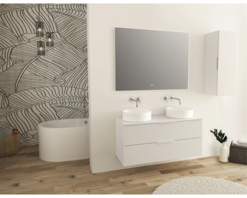 Modernt badrum med dubbla handfat, spegel, väggskåp och badkar