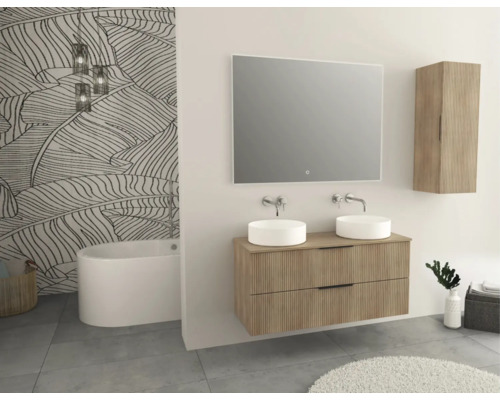 Badrum med dubbla handfat, spegel, väggskåp och badkar