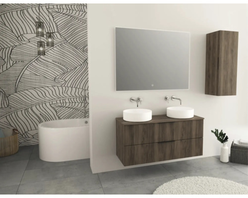 Modernt badrum med dubbla handfat, spegel, hängande skåp och badkar.