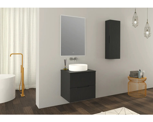 Modernt badrum med tvättställsskåp, spegel, högskåp och badkar