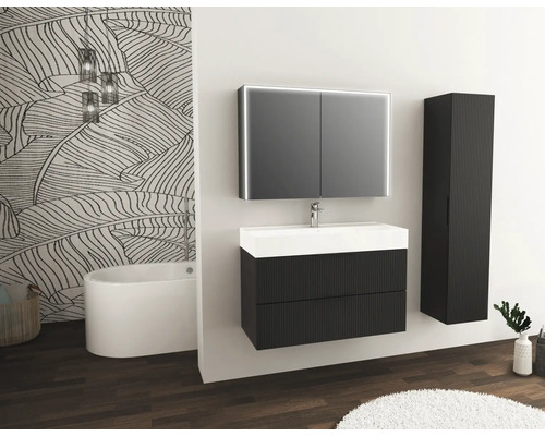 Badrum med tvättställ, spegelskåp, högskåp, badkar och dekoration