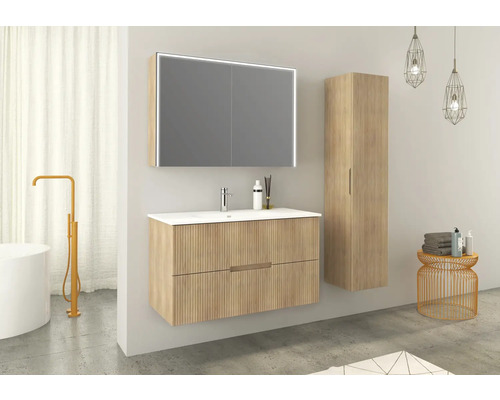 Modernt badrum med tvättställsskåp, spegelskåp med belysning och högskåp