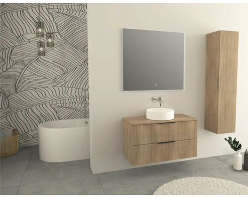 Badrum med tvättställ, spegel, högskåp och badkar