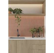 Köksscen med diskho, armatur, kakelvägg och dekoration