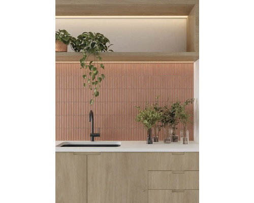 Köksscen med diskho, armatur, kakelvägg och dekoration