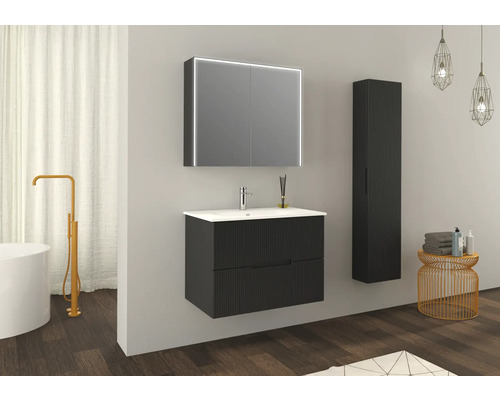 Modernt badrum med tvättställsskåp, spegelskåp med belysning och högskåp