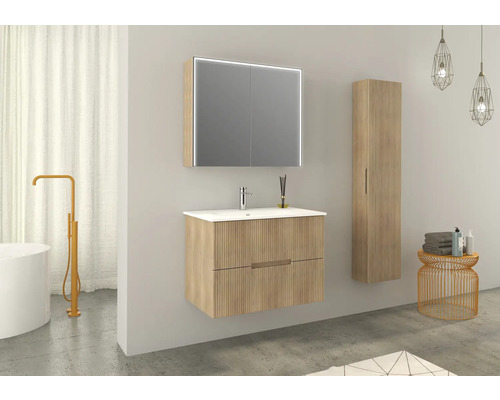 Badrum med tvättställsskåp, spegelskåp med belysning och högskåp i modern stil