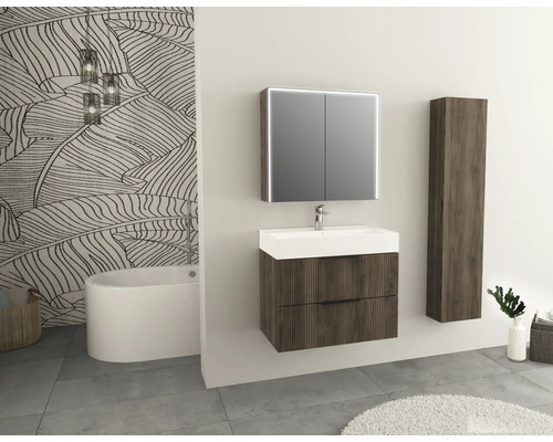 Modernt badrum med tvättställ, spegelskåp med belysning och högskåp