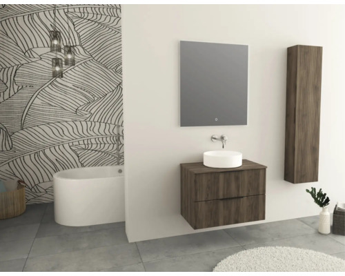 Badrum med badkar, tvättställ, spegelskåp och högskåp