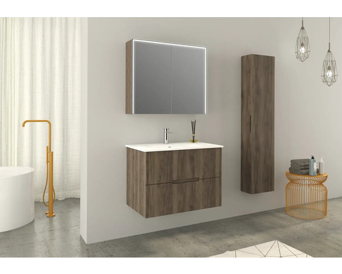 Modernt badrum med tvättställsskåp, spegelskåp och högskåp