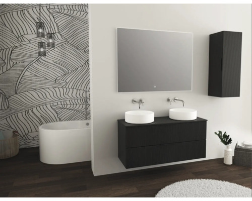 Badrum med tvättställ, spegel, hängande skåp och badkar i ljus och organiserad design