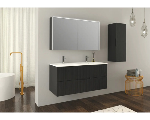 Badrum med dubbla handfat, spegelskåp och hängande skåp