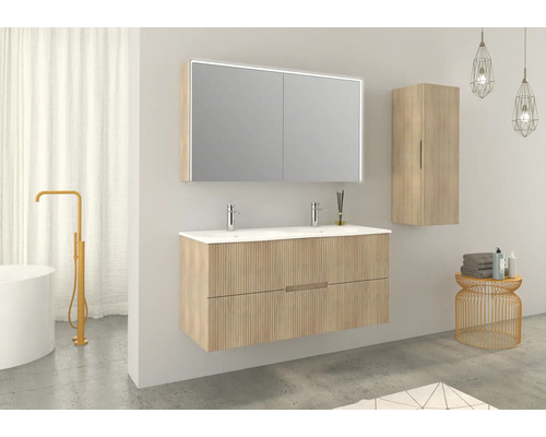 Modernt badrum med tvättställsskåp, spegelskåp och högskåp