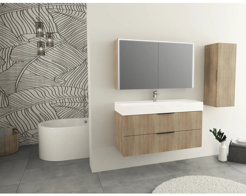 Badrum med tvättställ, spegelskåp, högskåp och badkar