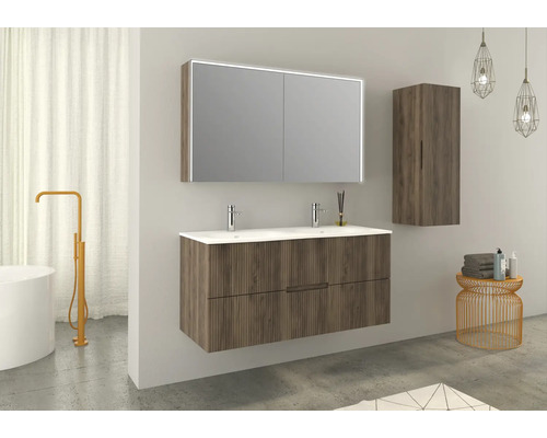 Modernt badrum med dubbla handfat, spegelskåp med belysning och högskåp