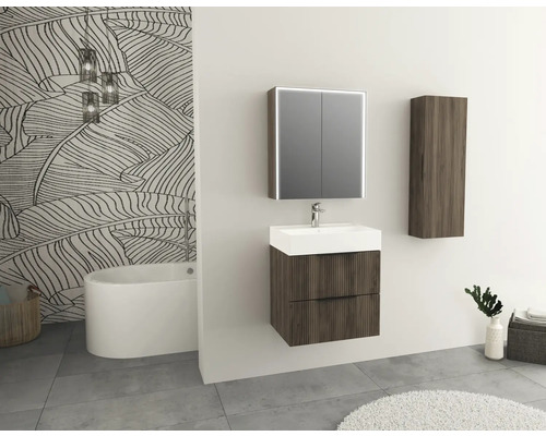 Modernt badrum med tvättställ, spegelskåp, högskåp och badkar.