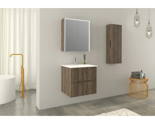 Badrumsscen med tvättställ, spegelskåp med belysning och högskåp