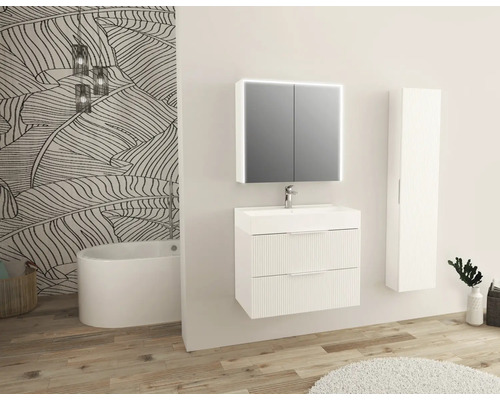 Badrum med tvättställ, spegelskåp med belysning och högskåp