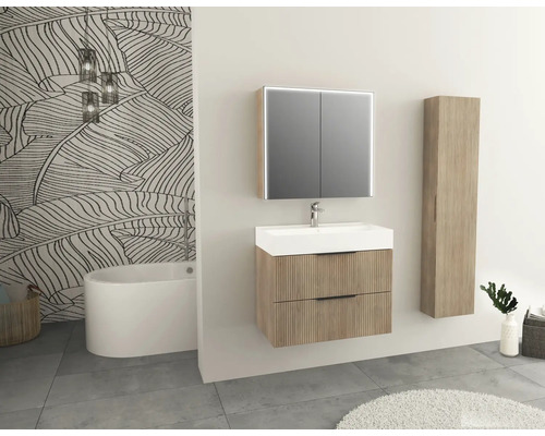 Modernt badrum med tvättställ, spegelskåp och högskåp