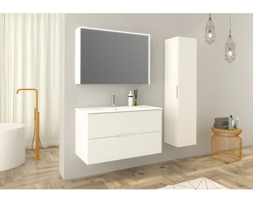 Modernt badrum med handfat, spegelskåp med belysning och högskåp