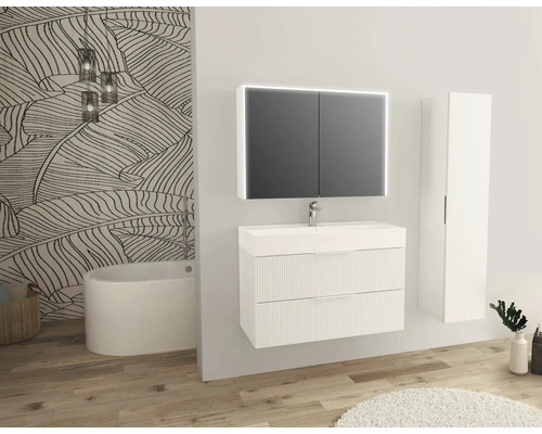 Modernt badrum med tvättställ, spegelskåp med belysning och högskåp