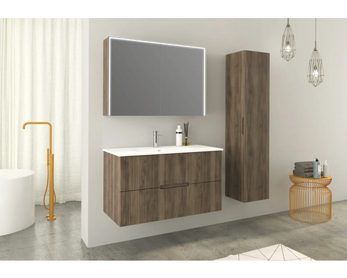 Badrum med tvättställsskåp, spegelskåp med belysning och högskåp