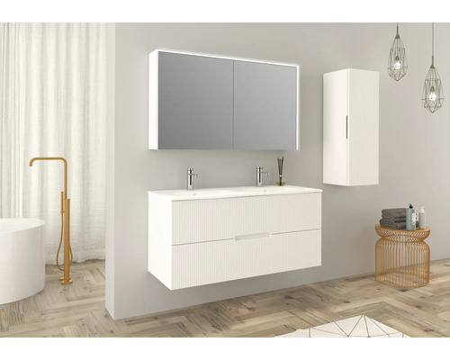 Modernt badrum med dubbla handfat, spegelskåp och högskåp