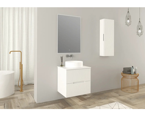 Modernt badrum med tvättställsskåp, spegel och högskåp