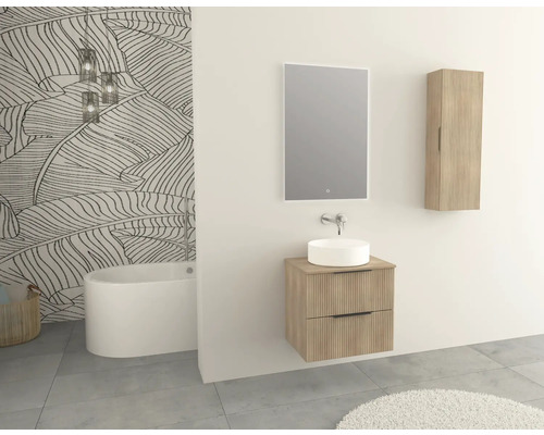 Badrum med badkar, tvättställ, spegel och väggskåp