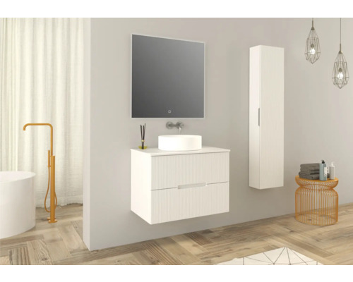 Modernt badrum med tvättställ, spegel, högskåp och badkar.