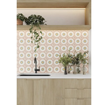 Köksscen med mönstrat kakel, diskho och växter