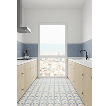 Kök med pentry, fönster och mönstrat golv