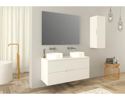 Badrum med dubbla handfat, spegel, spegelskåp och dekorationsartiklar