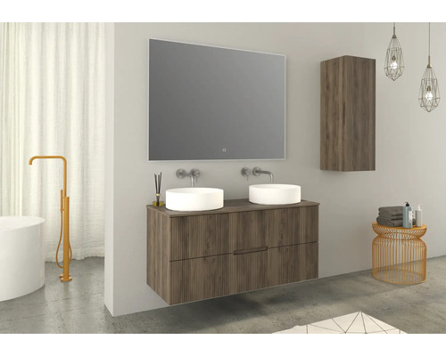 Modernt badrum med dubbla handfat, spegel och hängande skåp