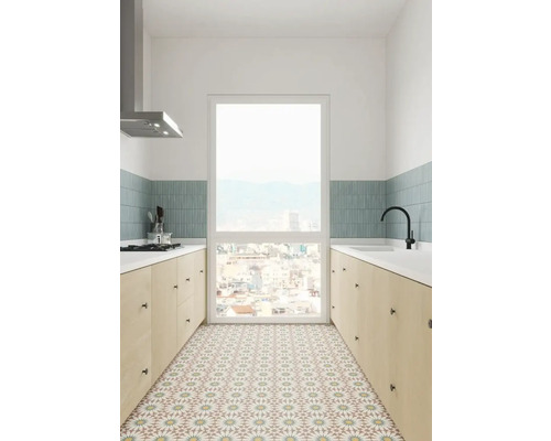 Kök med kokvrå, diskho, kran, fläkt, klinkergolv och fönster