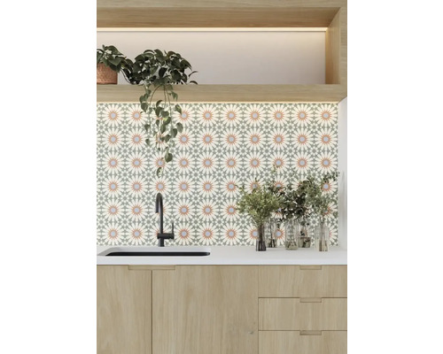 Diskho med blandare framför kakelvägg med geometriskt mönster