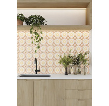 Köksscen med diskho, kran och väggplattor med blommönster