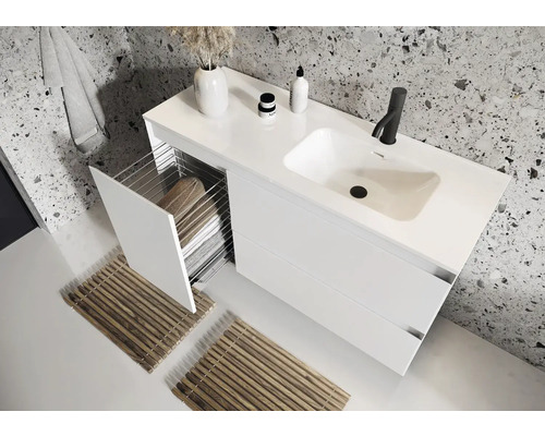 Modernt badrum med vitt tvättställ, lådor och handdukshållare