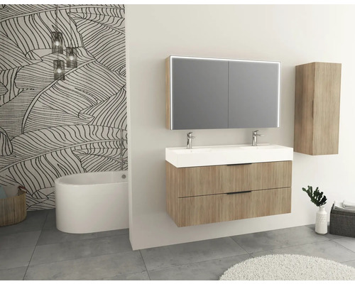 Modernt badrum med tvättställsskåp, dubbla handfat, spegelskåp med belysning och högskåp