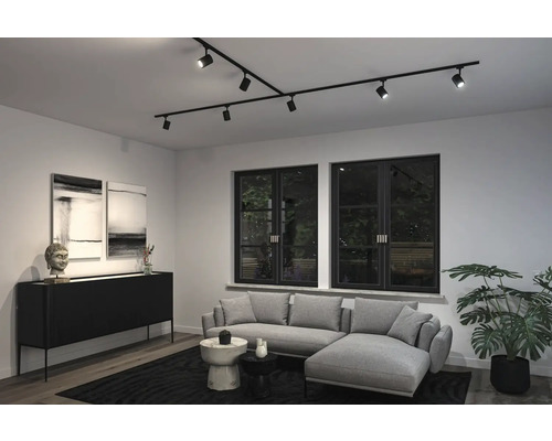 Vardagsrum med takspotlights, soffa och dekoration