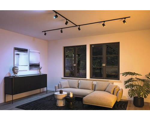 Vardagsrum med svart skensystem och flera spotlights i taket