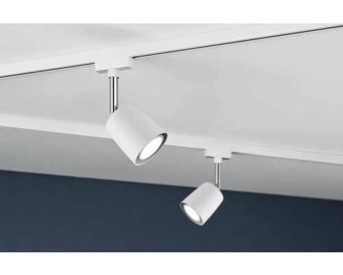 Två vita LED-spotlights på en skena i taket.